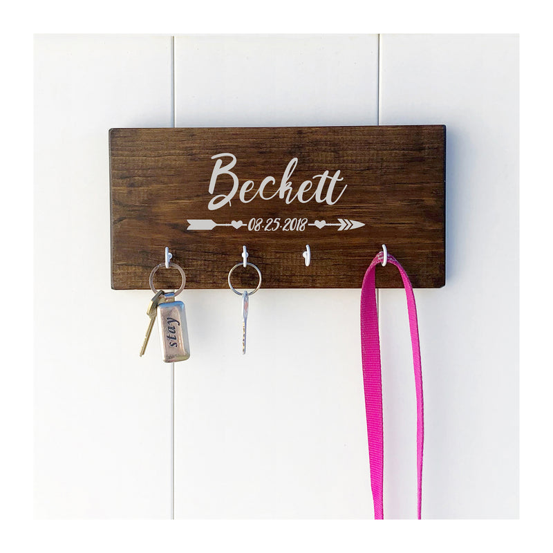 Personalized key holder for wall with arrow, family name and established date, wooden key holder with 4 hooks, rustic key rack, farmhouse style - Bloom And Anchor