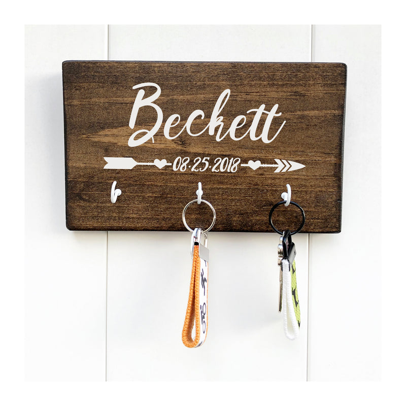 Personalized key holder for wall with arrow, family name and established date, wooden key holder with 3 hooks, rustic key rack, farmhouse style - Bloom And Anchor