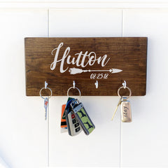 Personalized key holder for wall with arrow, family name and established date, wooden key holder with 4 hooks, farmhouse style, rustic key rack - Bloom And Anchor